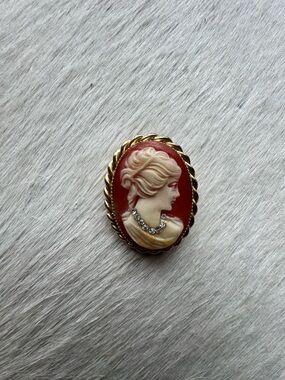 VINTAGE CAMEO BROOCH PIN